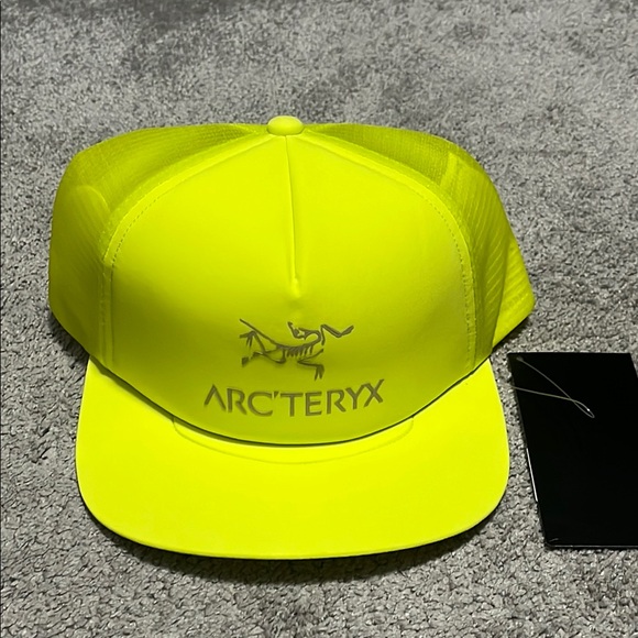 NEW Arc’teryx Logo Trucker Hat Flat Brim Sprint Yellow - Picture 1 of 2